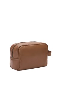 Neceser de cuero marrón de forma rectangular, con textura suave, un cierre en la parte superior y un asa lateral para facilitar el transporte.