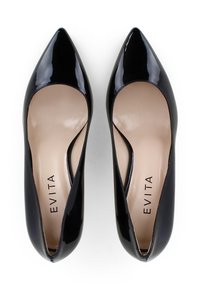 Scarpe col tacco alto in vernice nera con punta affusolata e lati scavati. Texture liscia e interno con marchio, progettate per un aspetto raffinato.
