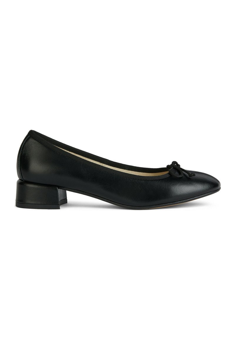 Ballerine in pelle nera con punta rotonda, tacco basso a blocco e un fiocco decorativo sul davanti. Tessuto liscio e design semplice.