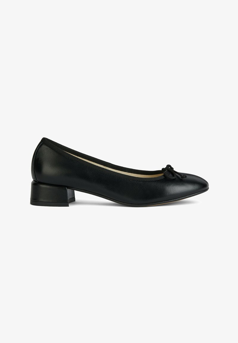 Ballerine in pelle nera con punta rotonda, tacco basso a blocco e un fiocco decorativo sul davanti. Tessuto liscio e design semplice.