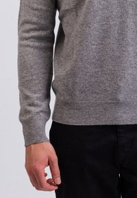 CASH-MERE V-AUSSCHNITT - Maglione - grau