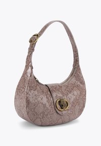 Torebka w wężowy wzór w delikatnym mauve o zaokrąglonym kształcie, z wygiętym paskiem i złotymi akcentami, z dekoracyjnym zapięciem.