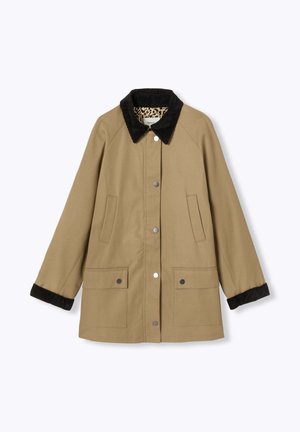 Veste kaki avec un col en velours côtelé noir, deux poches avant, boutons argentés et doublure texturée à motif léopard.