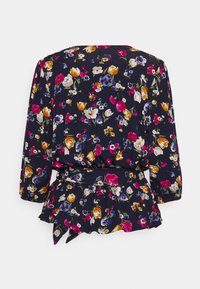 Blusa floreale con maniche a tre quarti, in tessuto blu navy, caratterizzata da fiori multicolori, vita accentuata e orlo a peplum con dettagli a cravatta.