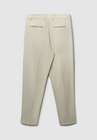 Pantalon beige clair avec une coupe ajustée, devant plat et deux poches arrière. Tissu lisse avec un léger éclat et sans embellissements visibles.