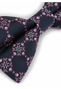 Granatowy muszka wykonana z teksturowanego materiału z kwiatowym wzorem w odcieniach różu, bieli i szarości, w klasycznym kształcie motyla.