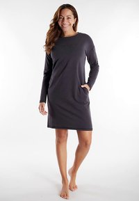 Robe à manches longues gris foncé avec des rayures horizontales, col rond, poches latérales et coupe décontractée, fabriquée en tissu doux.