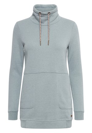 Sudadera gris claro con cuello alto, cordones ajustables, bolsillo frontal y puños y dobladillo acanalados. Tejido suave, diseño informal.