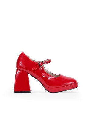 Tacones Mary Jane de charol rojo con punta cuadrada, correa ajustable y tacón cuadrado grueso. Acabado brillante y base tipo plataforma.