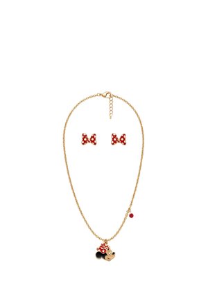 Collana con catenina d'oro con ciondolo di Minnie Mouse e orecchini coordinati con fiocco rosso a pois su sfondo bianco.