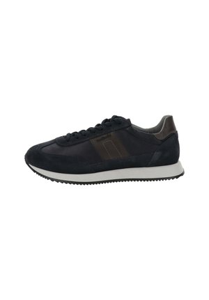 Sneaker basso nero con striscia laterale marrone scuro, suola bianca e chiusura in pizzo nera, visto di lato.