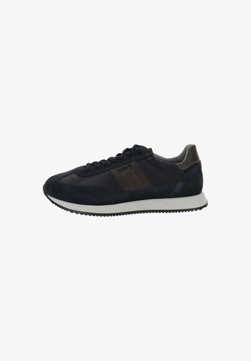 Baskets basses noires avec une bande latérale marron foncé, semelle blanche et fermeture à lacets noire, vues de côté.