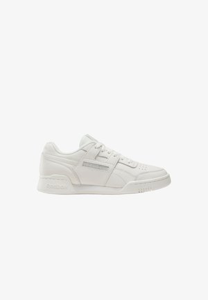 Zapatilla deportiva blanca Reebok de caña baja con cordones en la parte frontal, puntera perforada y suela acolchada, mostrada de lado sobre fondo blanco.