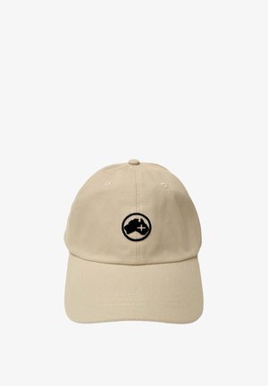 Gorra de algodón beige con una corona redondeada, un logo negro bordado que presenta un mapa y una cruz, y un visera curva.