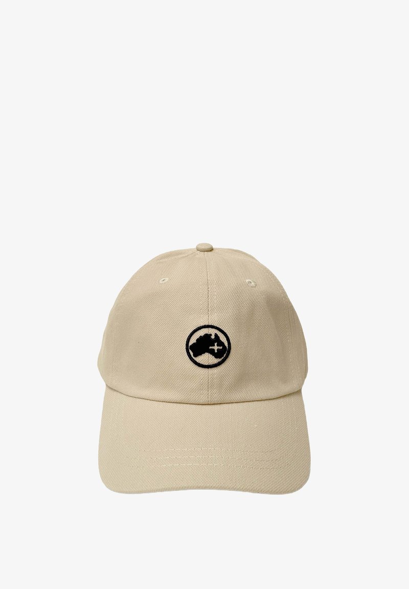 Gorra de algodón beige con una corona redondeada, un logo negro bordado que presenta un mapa y una cruz, y un visera curva.