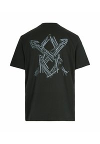 Sort bomulds t-shirt med et stort, abstrakt sølv grafisk design på ryggen. Korte ærmer og en afslappet pasform. Standard rund halsudskæring.