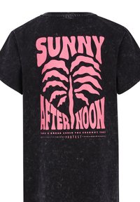 Crna majica s ružičastim grafičkim prikazom stilizirane palme i tekstom "Sunčano poslijepodne" i "Uzmite pauzu pod kokosovom palmom."