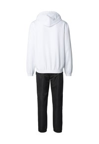 Sudadera blanca con capucha y pantalones negros. La sudadera tiene capucha con cordón y puños elásticos; los pantalones cuentan con cintura elástica y piernas con puños.