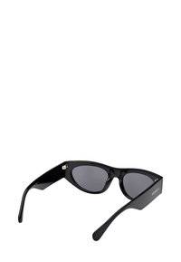 Mustat kissojen silmälasit tummilla sävyillä ja paksuilla kiiltävillä varsilla, joista yhdessä näkyy pieni valkoinen brändilogo.