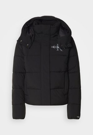 Zwarte pufferjas met een capuchon, geborduurd ontwerp en Calvin Klein-logo op de borst. Beschikt over een rits aan de voorkant en drukknopaccenten.