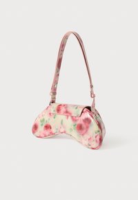 Håndtaske med blomsterprint og rund form, lavet af blankt syntetisk materiale, med pink rem og klaplukning. Har rosedesign i pink og grønt.