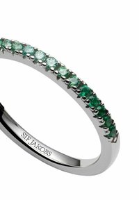 Silverringar med en rad av växlande ljusa och mörka gröna ädelstenar inlagda i en polerad ring. Graverat varumärke på insidan.