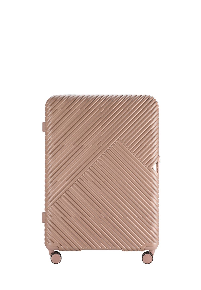 Valise rigide de couleur rose doux, arborant un motif en relief diagonal, une texture lisse et quatre roulettes pivotantes pour une mobilité facile.
