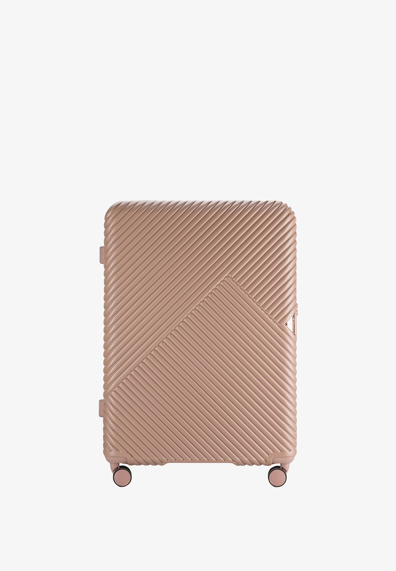 Tvrdý kufr v jemně růžové barvě, se šikmým žebrovaným vzorem, hladkým povrchem a čtyřmi otočnými kolečky pro snadnou mobilitu.