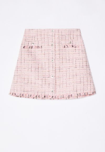Růžová mini sukně z tweedu s texturovaným povrchem, která má dvě přední kapsy, třepící se lem a kovové knoflíkové zapínání.