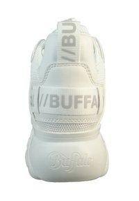 White Buffalo mærke sneakers set bagfra, med trykte stropper og en chunky sål med præget logo.