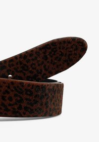 Cinturón de estampado de leopardo, material de piel sintética marrón y negra, forma plana, con una textura suave y un agujero de metal.