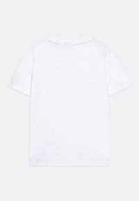 Rakt vit kortärmad t-shirt i bomull sedd från ryggen mot en vit bakgrund.