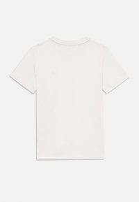 T-shirt bianco a maniche corte in cotone, con collo rotondo, vestibilità standard e una texture liscia. Nessun motivo o design visibile.
