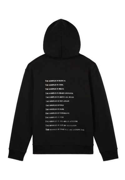 Felpa nera con cappuccio, dotata di un ampio tascone frontale e coulisse. Il testo bianco sul retro elenca le caratteristiche de "The Kooples". Tessuto morbido.