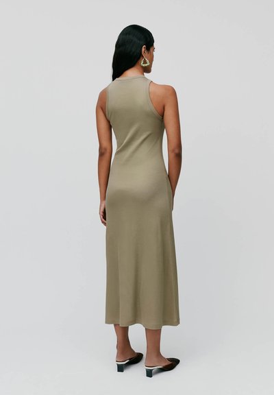 Abito midi color khaki con design senza maniche, silhouette aderente e texture liscia, dotato di scollatura rotonda e orlo dritto.