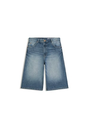 Middenblauwe denim knielange shorts met steekzakken aan de voorkant, riemlussen en een knoopsluiting, met lichte vervaagde details op de dijen.