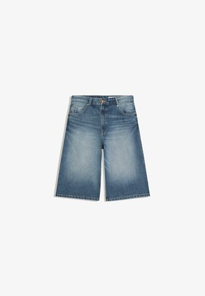 Middenblauwe denim knielange shorts met steekzakken aan de voorkant, riemlussen en een knoopsluiting, met lichte vervaagde details op de dijen.