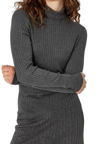 Grå ribbad poloklänning med långa ärmar och en figursydd silhuett, med en mjuk textur och subtilt stickat mönster.