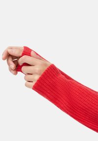 Rote gestrickte fingerlose Handschuhe mit gerippter Textur und einer engen Passform. Die Bündchen reichen über das Handgelenk und zeigen ein nahtloses Design.