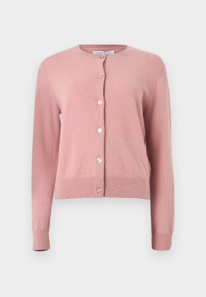 Měkký růžový dlouhý kardigan s kulatým výstřihem, žebrovanými lemy na rukávech a spodním okraji, zapínáním na šest perlových knoflíků vpředu.