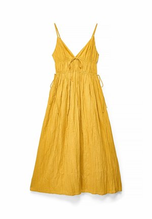 Gelbes ärmelloses Kleid mit dünnen Trägern, V-Ausschnitt, tailliert mit Bindedetails und einem fließenden, leicht zerknitterten Rock.