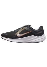 Chaussure de course Nike noire et grise avec semelle intermédiaire blanche, logo swoosh en cuivre, tige en maille et système de laçage sur fond blanc.