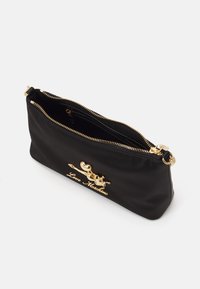 Borsa a pochette nera con zip dorata, un logo dorato lucido sulla parte frontale e una texture liscia. Il design è semplice e rettangolare.