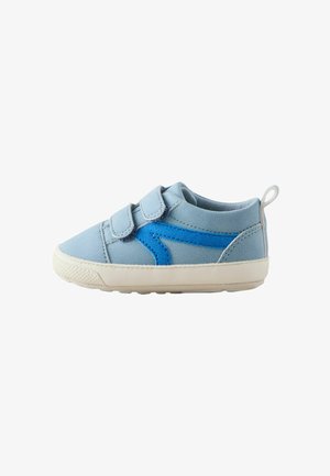 Hellblauer Kleinkind-Sneaker mit zwei Klettverschlüssen, blauem Seitenstreifen, weißer Sohle und Zuglasche hinten.