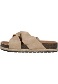 Béžové semišové sandály na klínu se širokými zkroucenými popruhy, zlatým dekorativním kroužkem, platformou s korkovou texturou a copánkovým trimem z jutového provazu.