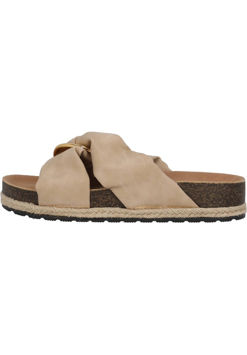 Béžové semišové sandály na klínu se širokými zkroucenými popruhy, zlatým dekorativním kroužkem, platformou s korkovou texturou a copánkovým trimem z jutového provazu.