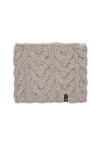 Gehaakte nekwarmer in lichtbeige met een kabelbreipatroon, dikke textuur en een klein zwart logo-label met een blauwe accenten.