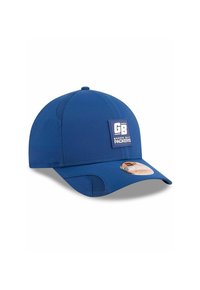 Blaue Baseballmütze aus elastischem Stoff, mit einem Aufnäher vorne, der "GB" und den Text "Green Bay Packers" zeigt. Mit gebogenem Schirm und Netzseitenteilen.