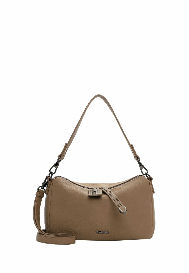 Borsa a tracolla in pelle color tan con forma curva, chiusura con zip e tracolla regolabile. Presenta un logo semplice e dettagli di cucitura sottili.