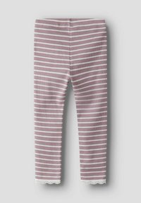 Roza in bela horizontalno črtasta leggings za dojenčke z čipkastim obrobljenjem na gležnjih na enobarvni svetli podlagi.